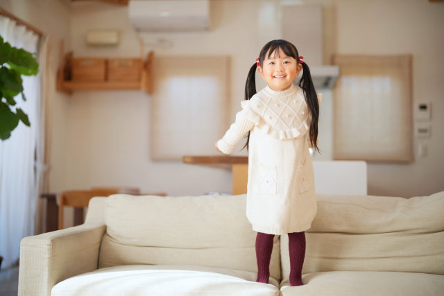エアコンで涼んでいる子供